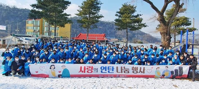 휴젤이 지난 30일 본사가 위치한 춘천 지역에서 '사랑의 연탄 나눔 행사'를 진행한 후 기념사진을 촬영했다.(사진=휴젤)