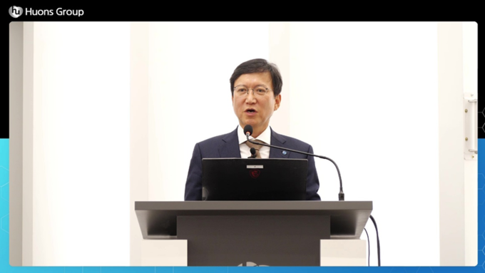 윤성태 회장이 온라인 시무식에서 신년사를 전하고 있다.(사진=휴온스그룹)