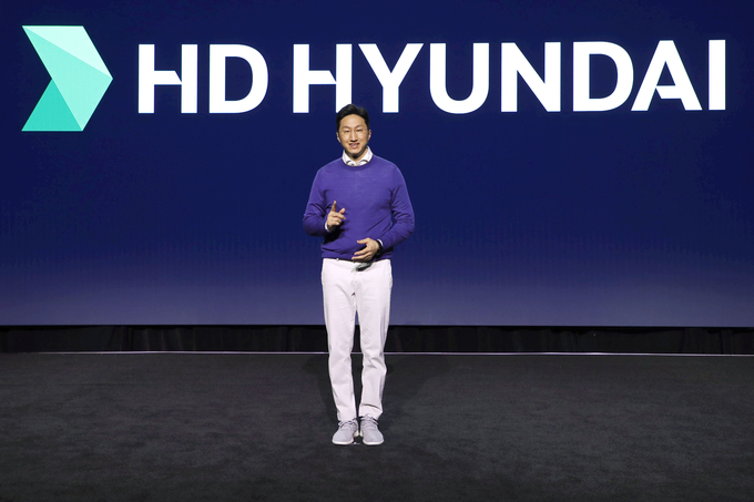 지난 4일 ‘CES 2023’이 열리는 미국 라스베이거스에서 개최된 HD현대 프레스컨퍼런스에서 HD현대 정기선 대표가 그룹의 비전인 ‘바다 대전환(Ocean Transformation)’을 소개하고 있다. 사진=HD현대