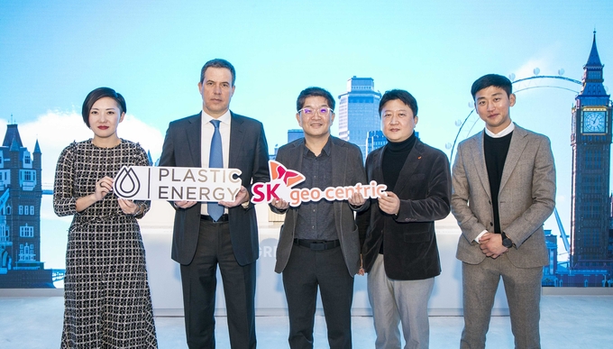 SK지오센트릭과 英 플라스틱에너지 주요 관계자들이 美 CES 2023에 전시된 SK그룹관에서 기념촬영을 하고 있다. (사진=SK지오센트릭)