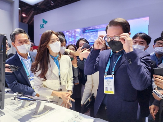 지난 6일 美 'CES 2023'에서 SK그룹 최태원 회장이 부스에 방문, SK바이오팜의 웨어러블 디바이스인 ‘제로 글래스TM’을 직접 체험해보고 있다. (사진제공=SK바이오팜)