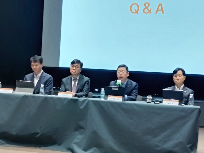 이구영 한화솔루션 대표(왼쪽 3번째), 김기홍 한화솔루션 홍보실장(왼쪽 1번째) 신용인 전략부문 재무실장(왼쪽 2번째), 류성주 한화큐셀 부문 미국제조본부장(왼쪽 4번째)(사진=박제성 기자)
