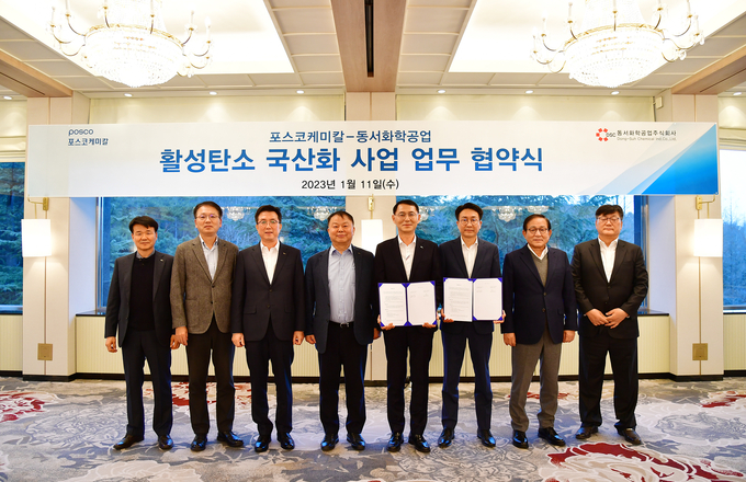 1월 11일 포스코케미칼이 동서화학공업과 활성탄소 사업 협력을 위한 양해각서(MOU)를 체결했다. (왼쪽 세번째부터) 포스코케미칼 김준형 사장, 포스코케미칼 민경준 대표, 포스코케미칼 조용문 기초소재연구소장, 동서화학공업 홍영준 건설소재사업본부장, 동서화학공업 전장열 회장 순(사진=포스코케미칼)
