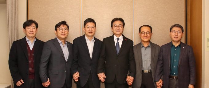 한국제약바이오협회와 한국스마트헬스케어협회 등 6개 단체는 지난 13일 서울 강남구 그랜드 인터컨티넨탈 서울 파르나스에서 회동을 갖고 ‘한국제약바이오헬스케어연합회’를 결성했다.<br>
(왼쪽부터) 최병현 첨단재생의료산업협회 사무총장, 백승열 한국의약품수출입협회장, 김세연 한국스마트헬스케어협회장, 원희목 한국제약바이오협회장, 이정석 한국바이오의약품협회장, 홍성한 한국신약개발연구조합 이사장(사진=한국제약바이오협회)