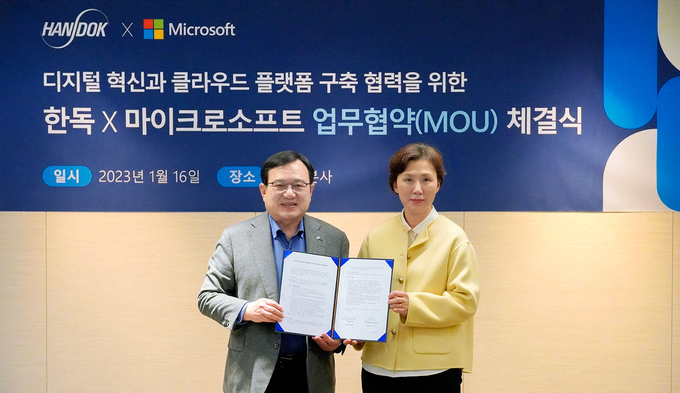 한독과 한국마이크로소프트 업무협약 체결식. (왼쪽부터) 한독 김영진 회장, 한국마이크로소프트 이지은 대표