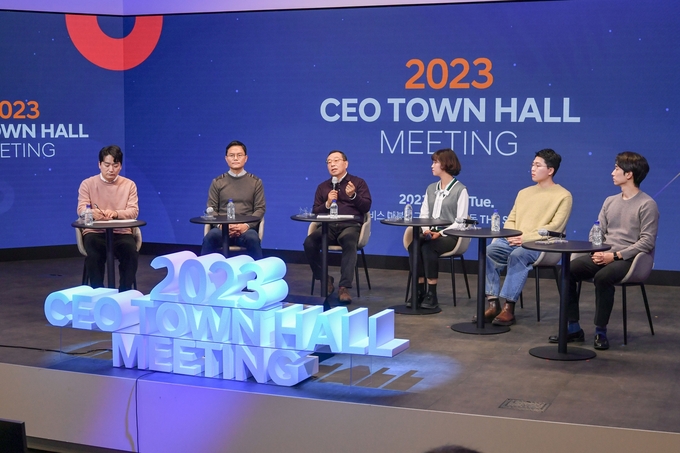 조성환 현대모비스 사장(왼쪽 세번째)이 17일 열린 현대모비스 ‘CEO 타운홀 미팅’에서 임직원 패널들과 이야기를 나누고 있다. 사진=현대모비스