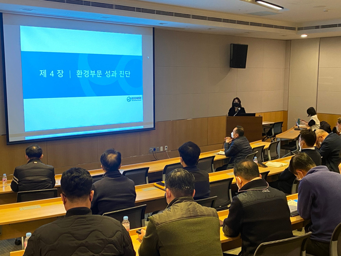 지난 16일 서울 여의대로에 위치한 전경련회관 루비홀에서 ‘환경경영 현황분석 결과 및 개선방안’ 세미나가 진행되는 모습. 사진=DL건설