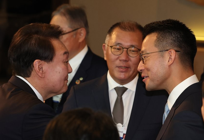 정의선 현대차그룹 회장(가운데)이 18일(현지시간) 스위스 다보스 소재 호텔에서 열린 글로벌 CEO 오찬에서 윤석열 대통령(왼쪽), 존 리아디 리포 까라와찌 CEO와 접견하는 모습. 사진=연합뉴스