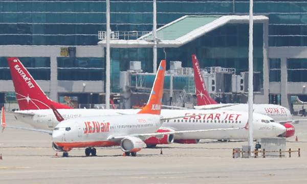 인천국제공항 주기장에 있는 제주항공과 이스타항공 항공기. 사진=연합뉴스