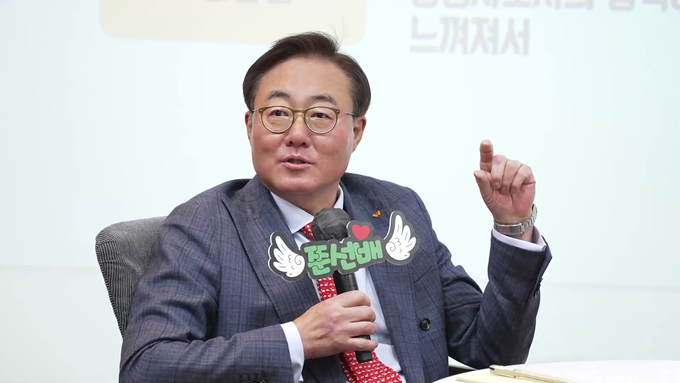김준 SK이노베이션 부회장이 17일 서울 종로구 SK서린빌딩에서 열린 ‘신입사원과의 대화’에서 다양한 이야기를 나누고 있다.(사진=SK이노베이션)