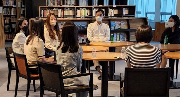 이재용 삼성전자 회장이 지난해 8월 삼성SDS 잠실캠퍼스에서 여성 직원들과 대화를 나누는 모습. 