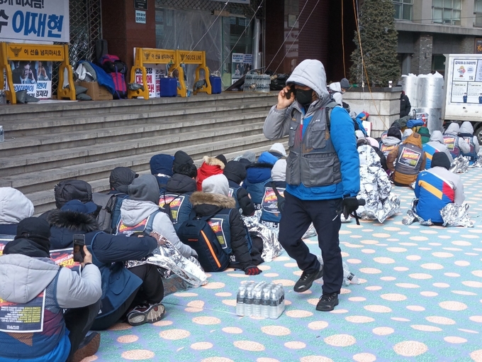 CJ대한통운 소속 택배노조원들이 지난해 구 본사에서 파업을 벌이는 모습(사진=박제성 기자)