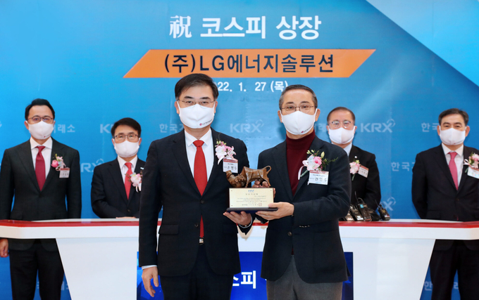 권영수 LG에너지솔루션 부회장이 작년 1월 27일 한국거래소에서 코스피 상장 첫 날을 맞아 기념사진을 촬영하는 모습(사진=LG에너지솔루션)