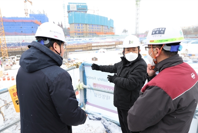 김헌동 SH공사 사장(가운데)이 26일 고덕강일2단지 건설현장을 방문해 건설사 관계자들과 소통하고 있다. 사진=SH
