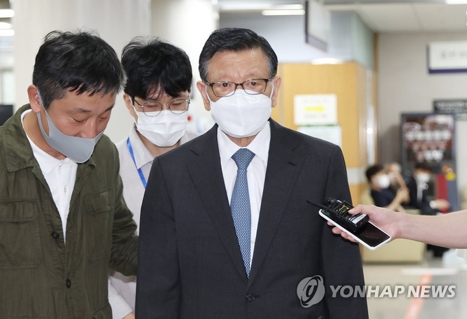 박삼구 전 금호아시아나그룹 회장이 지난해 8월 17일 서초동 서울중앙지법에서 열리는 1심 선고공판에 출석하는 모습(사진=연합뉴스)
