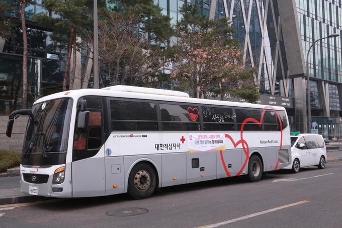 금호석유화학 첫 생명나눔 사랑의 헌혈 행사차량(사진=금호석유화학)