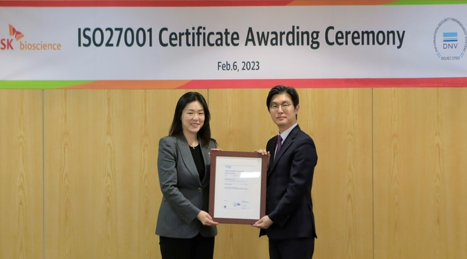 지난 6일 SK바이오사이언스 판교 본사에서 열린 ISO 27001 인증서 수여식에서 DNV 비즈니스 어슈어런스 코리아 이소영 대표(좌)와 SK바이오사이언스 디지털혁신실 황재선 실장이 인증서 전달 후 기념촬영을 하고 있다.(사진=SK바이오사이언스)