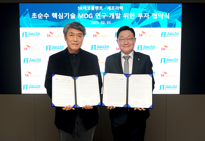 병권 SK에코플랜트 에코랩센터 대표(오른쪽), 염충균 ㈜세프라텍 대표가 협약식 이후 기념촬영을 하는 모습. 사진=SK에코플랜트