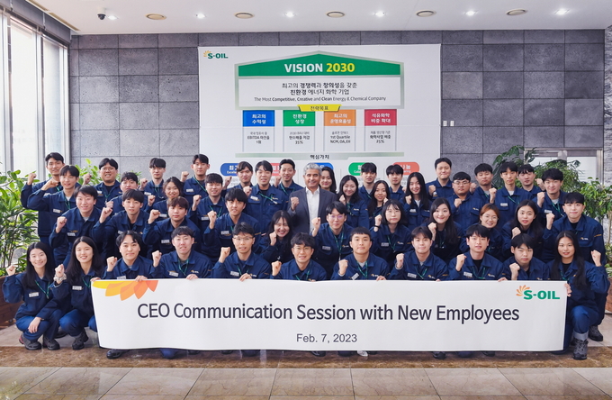 S-OIL 알 카타니 CEO(가운데 양복)가 7일 울산공장에서 올해 입사한 신입사원들에게 특강을 가진 뒤 기념촬영을 하고 있다.(사진=S-OIL)