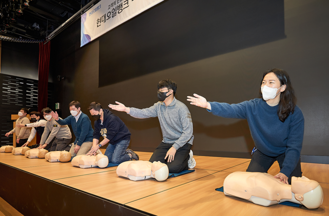 HD현대 사옥에서 심폐소생술(CPR) 교육에 참석한 현대오일뱅크 임직원(사진=현대오일뱅크)
