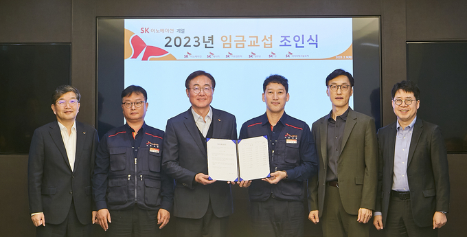 9일 오전 서울 종로구 SK서린빌딩에서 열린 SK이노베이션 ‘2023년도 임금교섭 조인식’에서 나경수 SK지오센트릭 사장, 김정효 SK이노베이션 노조 부위원장, 김준 SK이노베이션 부회장, 박율희 SK이노베이션 노조위원장, 조경목 SK에너지 사장, 박상규 SK엔무브 사장(왼쪽부터)이 노사 합의서에 서명 후 기념촬영을 하고 있다.