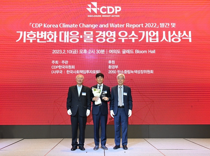 10일 여의도 글래드 호텔서 열린 ‘2022 CDP 코리아 어워드(CDP)’서 SK스페셜티 물경영 부문 우수상을 수상해 박종복 SHE(안전·보건·환경) 실장이 CDP 주요 관계자와 기념 사진을 촬영하고 있다. (왼쪽부터) 양춘승 CDP한국위원회 상임부위원장, SK스페셜티 박종복 SHE실장, 장지인 CDP한국위원회 위원장(사진=SK(주)머티리얼즈)