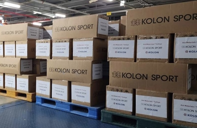 코오롱그룹이 튀르키예 지진피해 구호활동에 지원하기 위해 준비한 코오롱스포츠 물품들(사진=코오롱그룹)