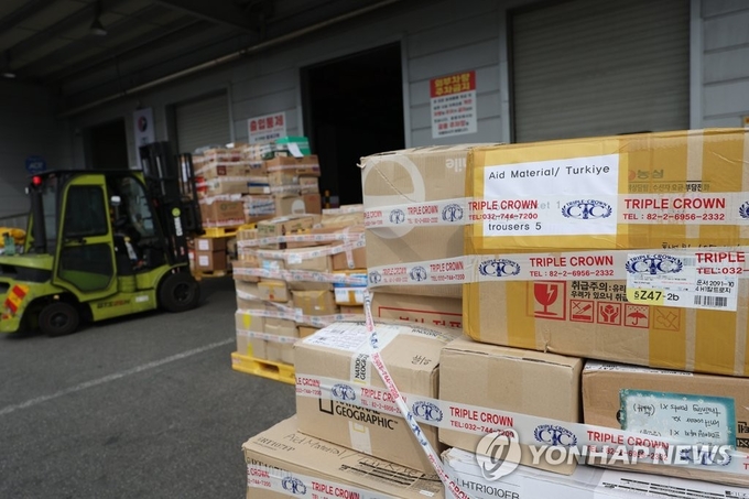 12일 오후 인천 한 물류센터에 전국 각지에서 모인 튀르키예 지진 구호품이 쌓여있다.(사진=연합뉴스)