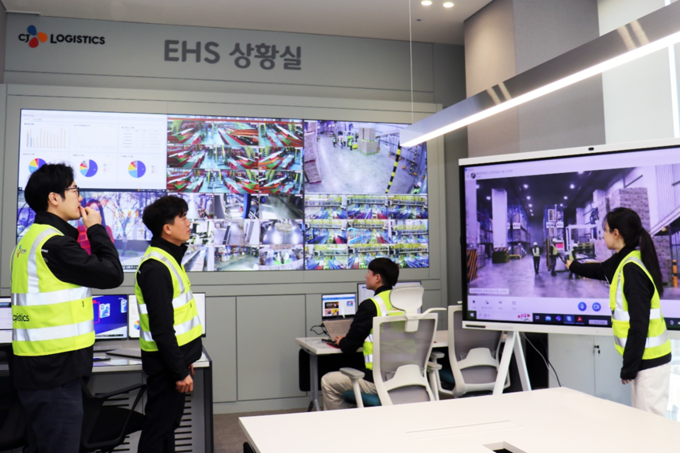 CJ대한통운은 혁신기술을 기반으로 상시 안전관리가 가능한 EHS상황실을 운영하고 있다.(사진=CJ대한통운)