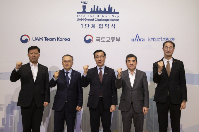박영준 현대건설 기술연구원 상무(왼쪽부터), 이상률 항공우주연구원장, 어명소 국토교통부 2차관, 신재원 현대차 AAM본부 사장, 박종욱 KT 경영기획부문 사장이 기념촬영을 하고 있다. 사진=현대차
