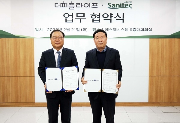 <strong>더</strong>피플라이프 차용섭 회장(좌), 에스텍시스템 이병화 사장(우) 사진=더피플라이프 제공
