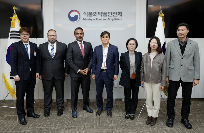 지난 24일 식품의약품안전처에서 진행된 두바이사이언스파크(DSP) 사절단 방문 미팅에서 주희석 메디톡스 부사장(좌측 첫번째), DSP 마르완 압둘아지즈 자나히 대표(좌측 세번째), 신준수 식약처 바이오생약국장(왼쪽 네번째)과 관계자들이 기념 촬영을 하고 있다.(사진=메디톡스) 