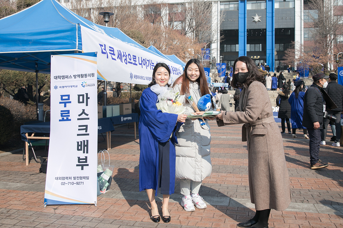 숙명여대가 학위수여식에서 캠퍼스 방역활동을 펼치고 있다.(사진=지오영)