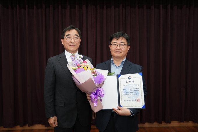 현대쉘베이스오일 송규석 대표(오른쪽)가 제57회 납세자의 날 기념행사에서 기획재정부장관 표창을 받았다.(사진=현대오일뱅크)