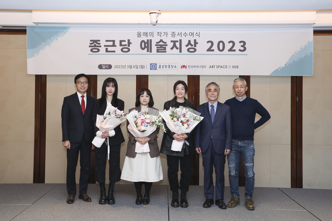 종근당 예술지상 2023 올해의 작가 증서 수여식 (왼쪽부터) 이충관 한국메세나협회 사무처장, 한지형 작가, 박미라 작가, 국동완 작가, 김태영 종근당홀딩스 대표이사, 김노암 아트스페이스 휴 대표가 기념 촬영을 하고 있다.(사진=종근당)