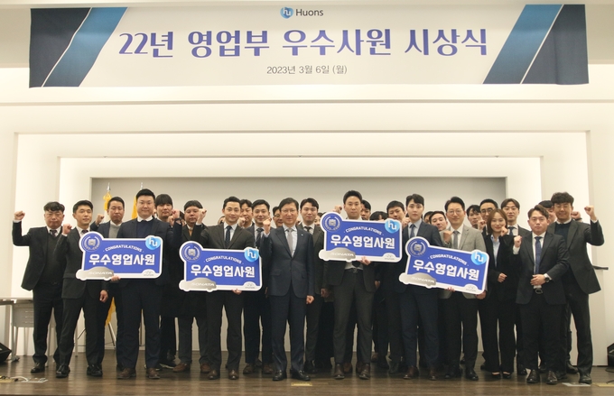 지난 6일 휴온스글로벌 성남 판교 본사에서 ‘우수 영업사원 시상식’이 열렸다. 사진은 휴온스그룹 윤성태 회장(가운데)이 휴온스 우수 영업사원들과 기념촬영을 하고 있다.(사진=휴온스)