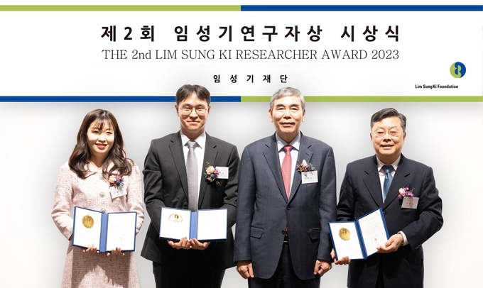 제2회 임성기연구시상식. (왼쪽부터) 김혜영 서울대 의학과 교수, 강지훈 서울대병원 교수, 유권 한국생명공학연구원 박사(사진=한미약품)