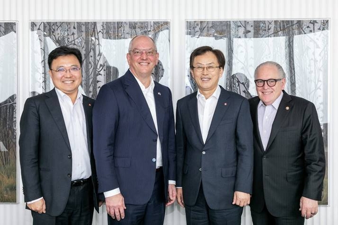 롯데케미칼은 지난 9일 롯데월드타워에서 미국 루이지애나 주정부와 친환경 사업 협력을 위해 논의했다.<br>
(좌측부터) 롯데케미칼 기초소재사업 황진구 대표, 미국 루이지애나주 존 벨 에드워즈 주지사, 롯데케미칼 김교현 부회장, 루이지애나주 돈 피어슨 경제개발부 장관(사진=롯데케미칼)