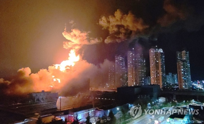 한국타이어 대전공장 화재로 밤하늘이 붉게 물들었다. 사진=연합뉴스
