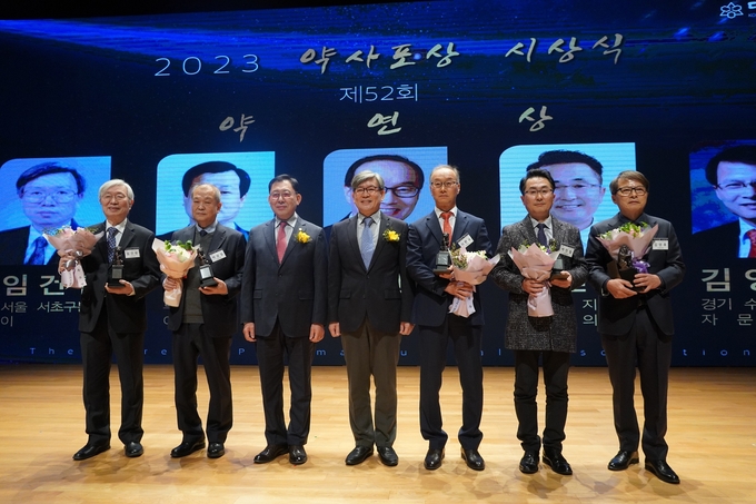 임건헌 약사, 박상일 약사, 최광훈 대한약사회장, 백진기 한독 대표이사, 이한길 약사, 박민철 약사, 김영후 약사(사진=한독)