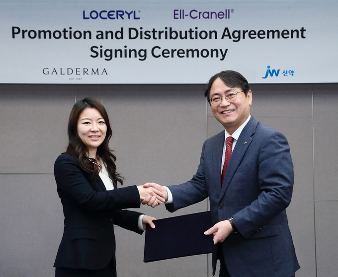 김용관 JW신약 대표(오른쪽)와 김연희 갈더마코리아 대표가 계약을 체결한 뒤 기념촬영을 하고 있다.(사진=JW신약)