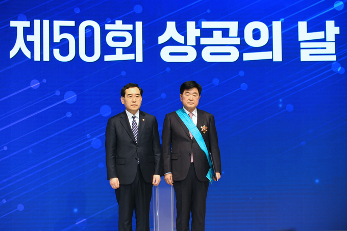 HD현대 권오갑 회장이 15일 대한상공회의소에서 열린 제50회 상공의 날 행사에서 금탑산업훈장을 수훈했다. 사진 오른쪽부터 HD현대 권오갑 회장, 이창양 산업통상자원부 장관