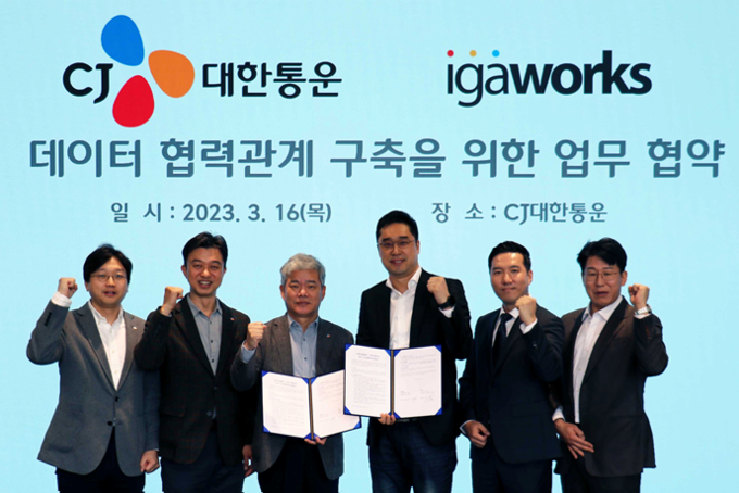 (왼쪽부터) 이종훈 CJ대한통운 전략기획실장, 김경훈 CJ대한통운 TES물류기술연구소장, 신영수 CJ대한통운 택배·이커머스 부문 대표, 마국성 아이지에이웍스 대표, 손광래 아이지에이웍스 최고전략책임자, 이철환 아이지에이웍스 마케팅클라우드 본부장이 업무협약식.(사진=CJ대한통운)