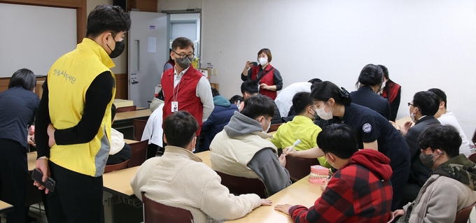 ‘인사돌플러스 사랑봉사단’은 ‘제15회 잇몸의 날’을 맞아 16일 한양여자대에서 진행된 ‘사랑의 스케일링’ 행사참여(사진=동국제약)