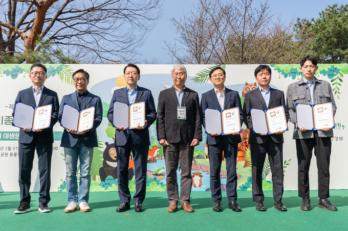 효성화학과 효성첨단소재가 국립생태원이 주관하는 ‘멸종위기종 보전 후원 인정제’ 인정기업으로 선정. 이주한 효성첨단소재 커뮤니케이션실 상무(왼쪽 세번째), 조도순 국립생태원장(가운데), 최형식 효성화학 커뮤니케이션실 상무(오른쪽 세번째)(사진=효성)
