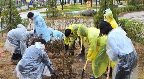 휴젤이 지난 5일 식목일을 맞아 본사가 위치한 강원 춘천 지역에서 나무 심기 행사를 했다.(사진=휴젤)