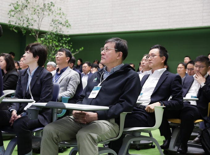 6일 오후 서울 강남구 GS타워에서 열린 제1회 ‘GS데이’에 허태수 회장(가운데)이 참석, 발표를 경청하고 있다.(사진=GS)