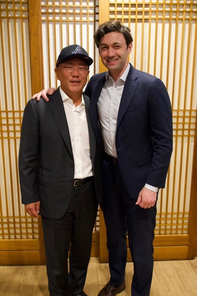 정의선 현대차그룹 회장(왼쪽)과 존 오소프 미국 상원의원. 사진=연합뉴스