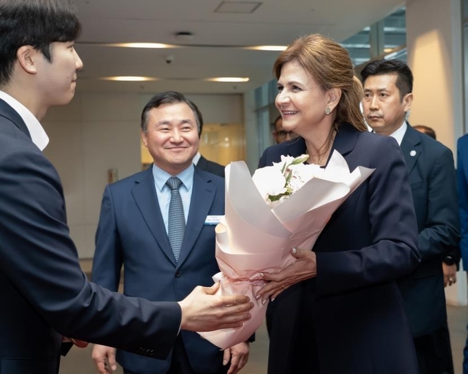 삼성전자 MX사업부장 노태문 사장(왼쪽 2번째)이 6일 경기도 수원시 소재 삼성이노베이션뮤지엄을 방문한 라켈 페냐 도미니카공화국 부통령(왼쪽 3번째)을 접견했다.(사진=삼성전자)