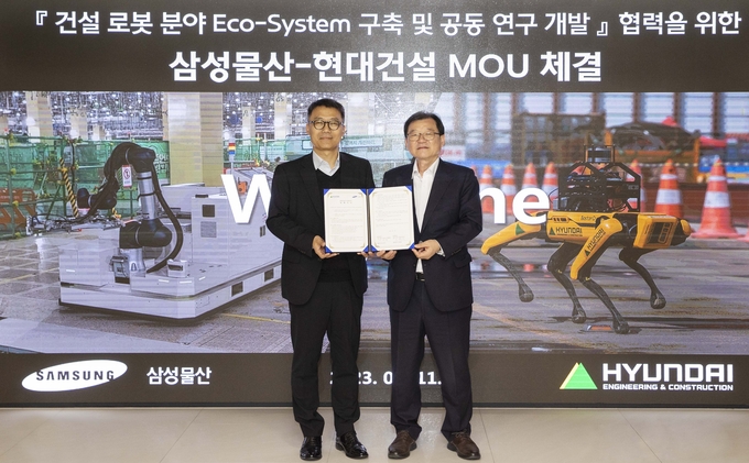 현대건설 기술연구원장 박구용 전무(오른쪽)와 삼성물산 ENG실장 소병식 부사장이 11일 협약 체결 이후 기념사진을 촬영하고 있다. 사진=현대건설